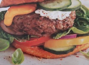 Zdjęcie przepisu Burger wołowy z sosem serowym.