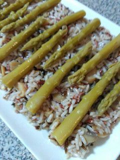 Una foto de Ensalada de arroz con champiñones y espárragos trigueros