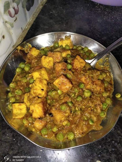 मटर पनीर (matar paneer recipe in Hindi) रेसिपी मुख्य फोटो
