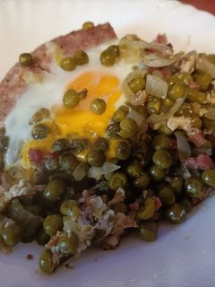 Una foto de Guisantes con butifarra blanca y huevo