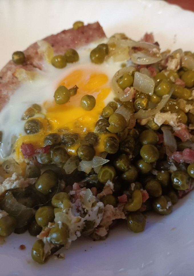 Una foto de Guisantes con butifarra blanca y huevo