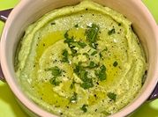 Una foto di avocado uova
