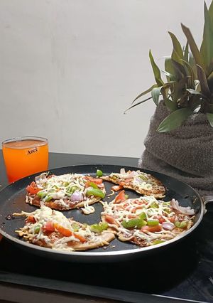 ભાખરી પીઝા (Bhakri Pizza Recipe In Gujarati) રેસીપી મુખ્ય ફોટો
