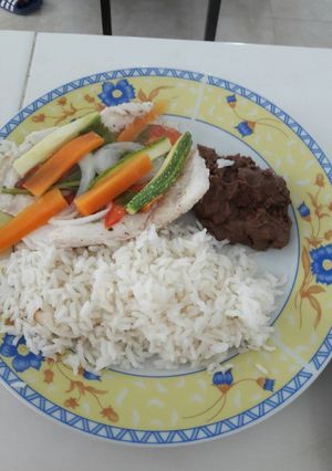 Una foto de Pescado empapelado con verduras
