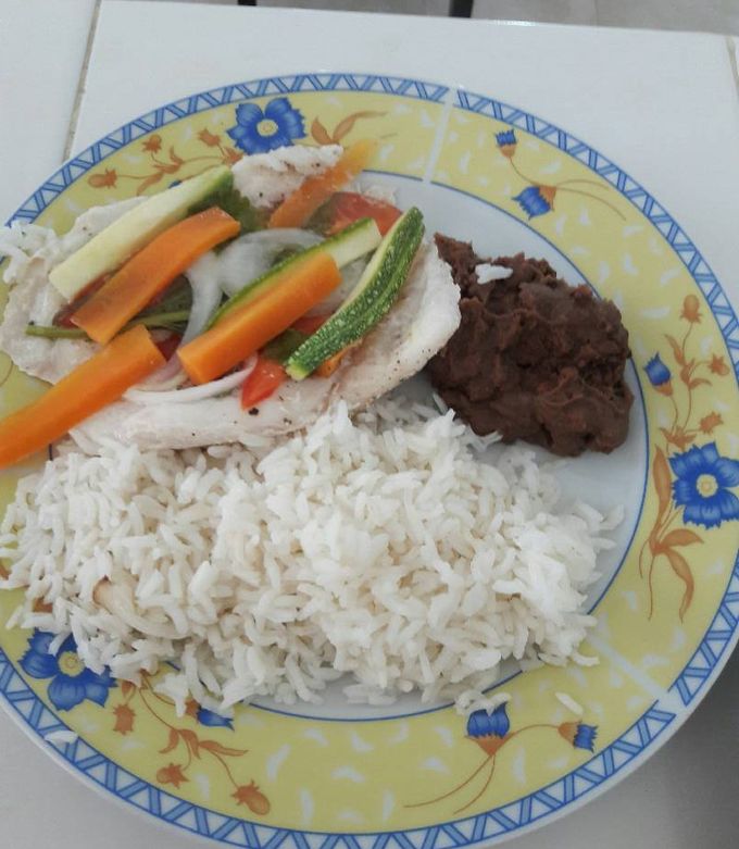 Una foto de Pescado empapelado con verduras