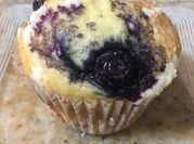 Una foto de cupcakes de vainilla con harina común