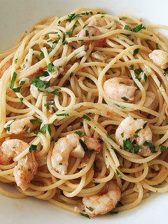 Una foto de Espaguetis con gambas