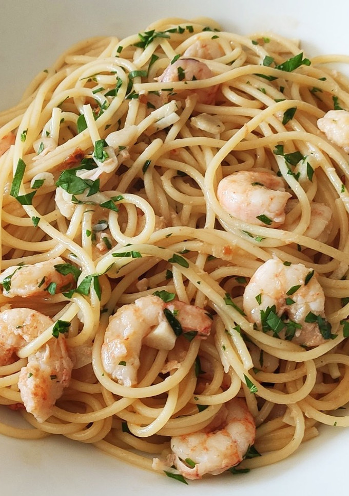 Una foto de Espaguetis con gambas