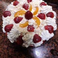 Una foto de Bizcochuelo de frutilla y durazno