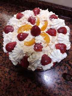 Una foto de Bizcochuelo de frutilla y durazno