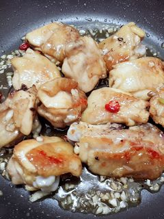 Hình của món Gà chiên mắm tỏi.