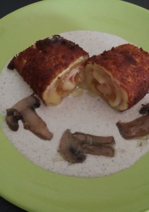 Una foto de Pechuga cordón bleu en salsa de champiñones
