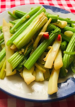 炒芹菜魷魚（快速上菜 的食譜成品照片