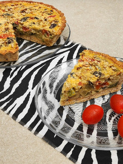 Una foto de 🥧🍅🍆🧅Tarta de verduras de estación con masa integral con mix de semillas y levadura 🧅🍆🍅🥧