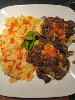 Una foto de Chayotes Rellenos con Arroz blanco y salsa de Champiñones