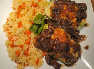 Una foto de Chayotes Rellenos con Arroz blanco y salsa de Champiñones