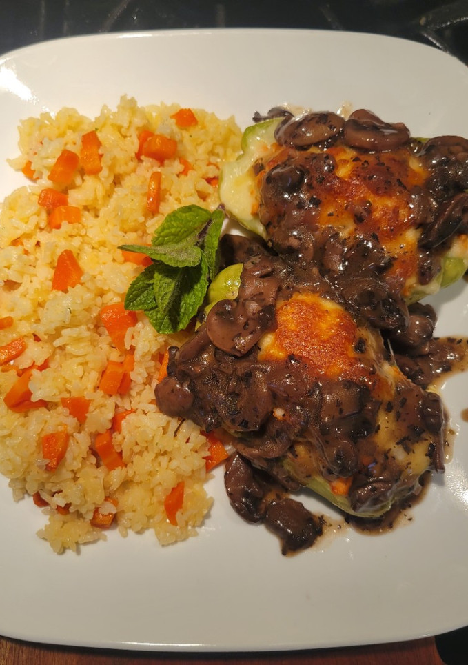 Una foto de Chayotes Rellenos con Arroz blanco y salsa de Champiñones