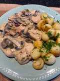 Escalopes de pollo con crema de champiñones y verdeo con papas noisettes