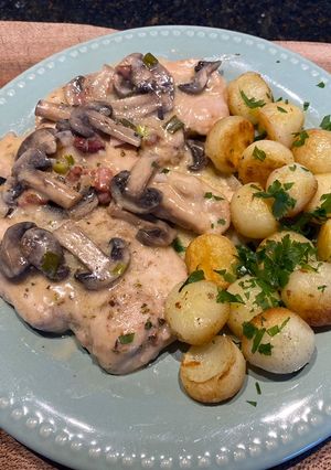 Una foto de Escalopes de pollo con crema de champiñones y verdeo con papas noisettes