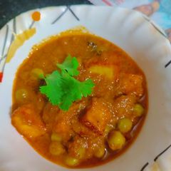 A picture of Matar paneer.