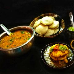 A picture of Idli Sambhar.