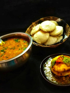A picture of Idli Sambhar.