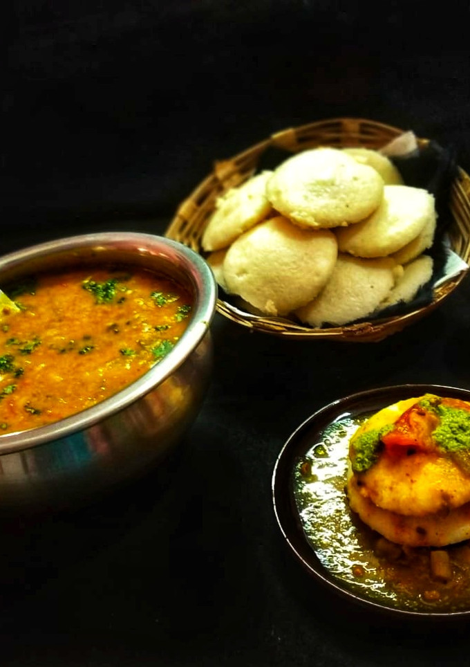 A picture of Idli Sambhar.