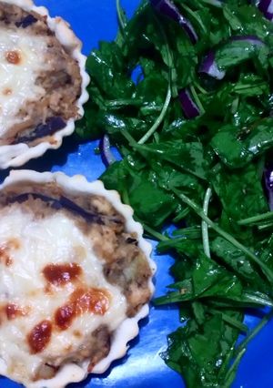 Una foto de Tartitas de pollo berenjena y cebolla morada
