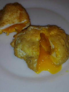 Una foto de Huevos escalfados empanados