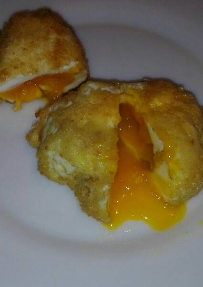 Una foto de Huevos escalfados empanados