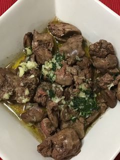 Una foto de Higaditos de pollo al ajo aceite