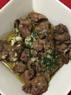 Una foto de Higaditos de pollo al ajo aceite