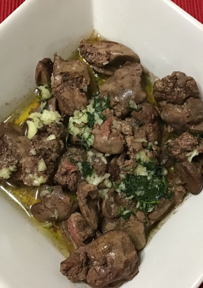 Una foto de Higaditos de pollo al ajo aceite