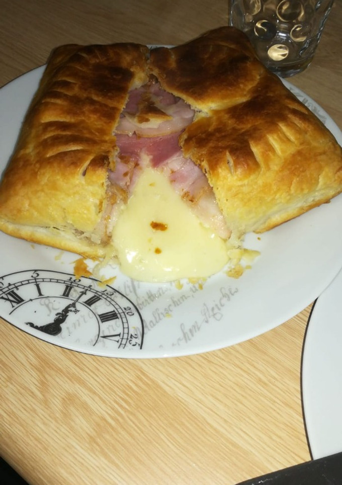 Una foto de Hojaldre de camembert