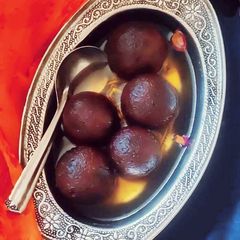 A picture of Gulab Jamun.