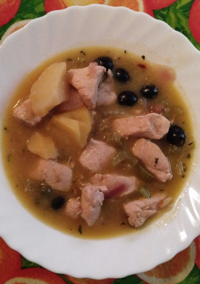 Una foto de Pollo guisado con piñones