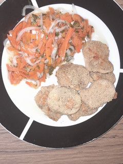 Una foto de Ensalada de zanahoria 🥕 y cebolla 🧅