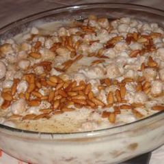 A picture of Warm chickpeas and yogurt salad - fattet hummus.