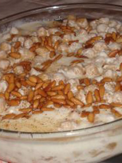 A picture of Warm chickpeas and yogurt salad - fattet hummus.