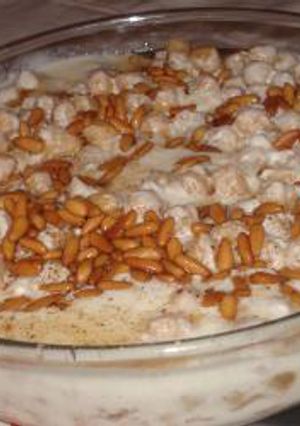 A picture of Warm chickpeas and yogurt salad - fattet hummus.