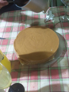 Una foto de Helado de dulce de leche, con pionono, chocolate caliente