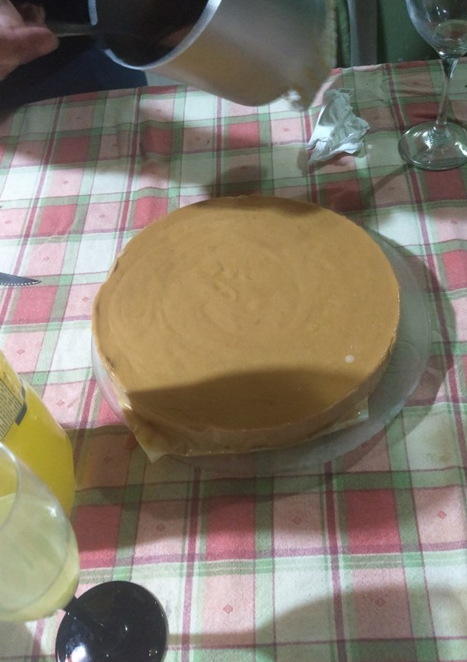 Una foto de Helado de dulce de leche, con pionono, chocolate caliente