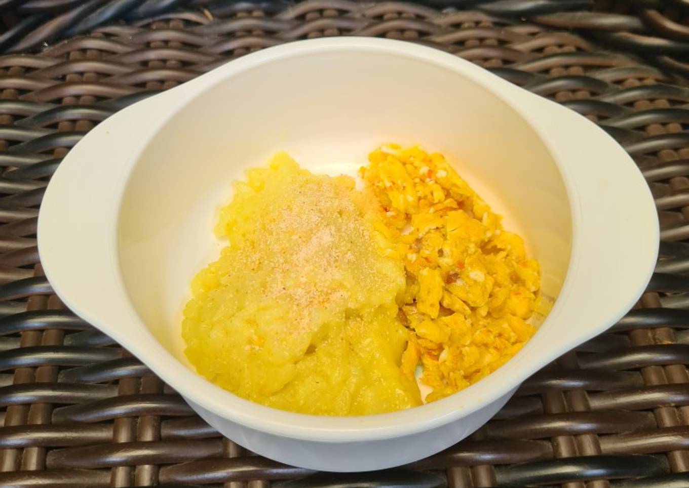 MPASI 8m+: Nasi Kuning Lembek Telur Orak Arik