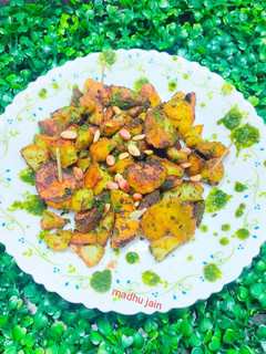 आलू की स्पाइसी फलाहारी चाट (Aloo ki spicy falahari chaat recipe in Hindi) रेसिपी मुख्य फोटो
