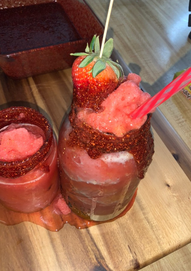 Una foto de Smoothie de fresa escarchado con CHAMOY