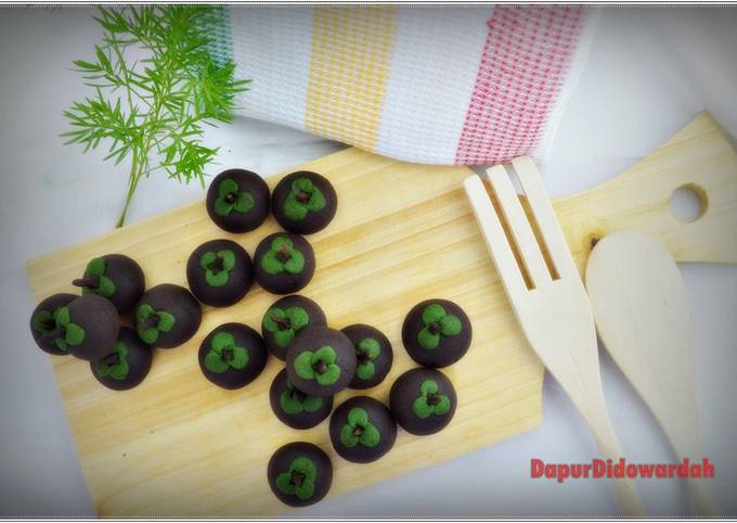 Black Nastar | Mangosteen-Shaped Cookies