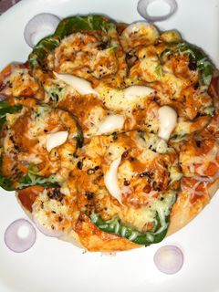 डबल लेयर व्हेजिटेबल पिझ्झा(pizza recipe in marathi) रेसिपी चे मुख्य फोटो