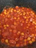 Garbanzos con tomate frito y frankfurts