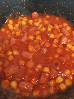 Una foto de Garbanzos con tomate frito y frankfurts