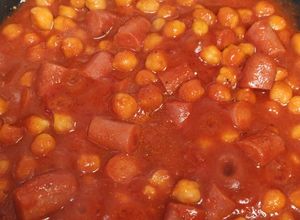 Una foto de Garbanzos con tomate frito y frankfurts